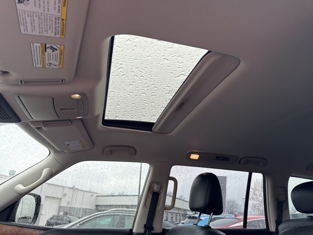 Nissan Armada Vehicle Full-screen Gallery Image 19