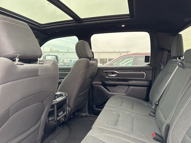 Ram 1500 Vehicle Full-screen Gallery Image 02