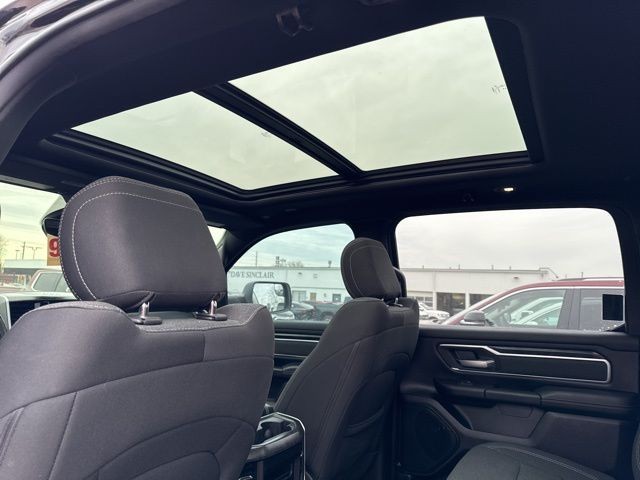 Ram 1500 Vehicle Full-screen Gallery Image 03