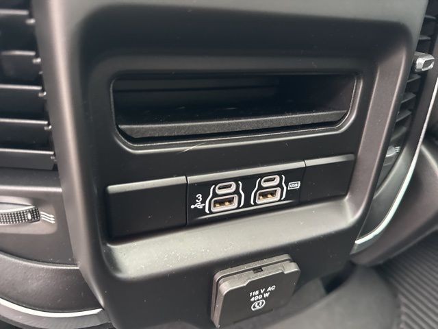 Ram 1500 Vehicle Full-screen Gallery Image 06