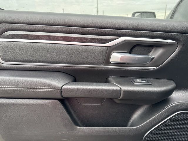 Ram 1500 Vehicle Full-screen Gallery Image 09