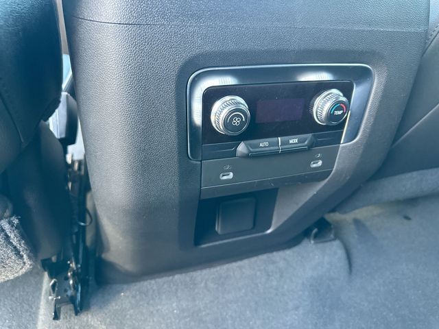 GMC Yukon Vehicle Full-screen Gallery Image 24