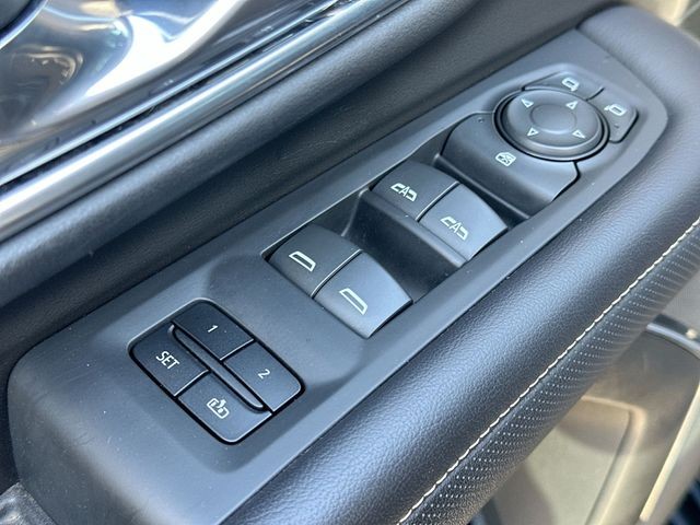 GMC Yukon Vehicle Full-screen Gallery Image 26