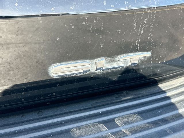 GMC Yukon Vehicle Full-screen Gallery Image 35