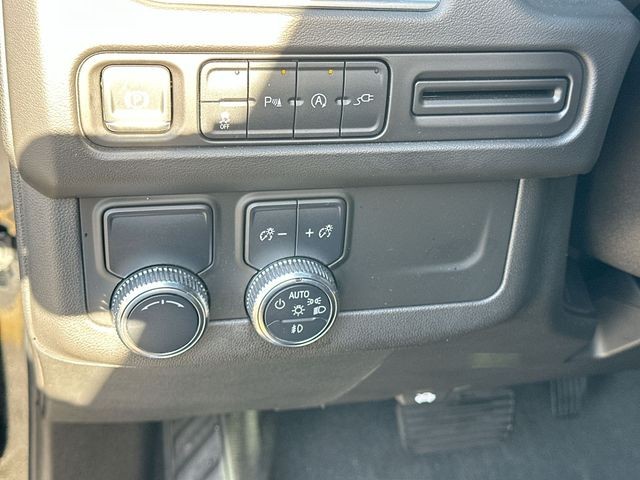 GMC Yukon Vehicle Full-screen Gallery Image 38