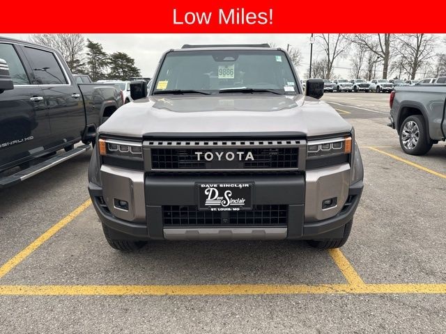 Toyota Land Cruiser Vehicle Full-screen Gallery Image 02