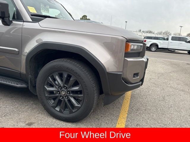 Toyota Land Cruiser Vehicle Full-screen Gallery Image 05