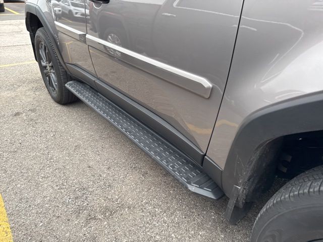 Toyota Land Cruiser Vehicle Full-screen Gallery Image 06