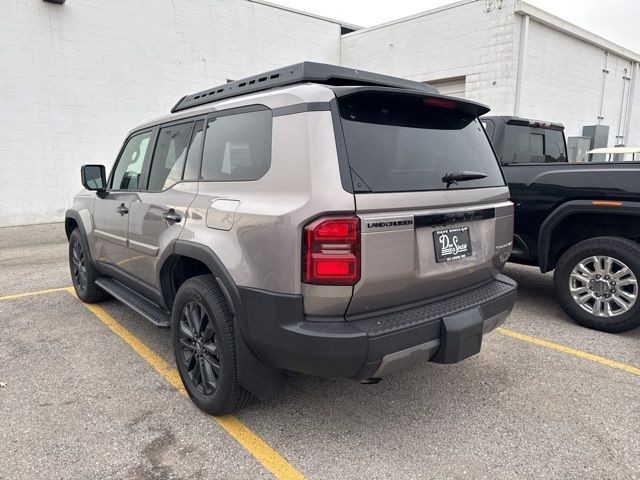 Toyota Land Cruiser Vehicle Full-screen Gallery Image 09