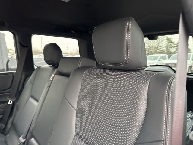 Toyota Land Cruiser Vehicle Full-screen Gallery Image 11