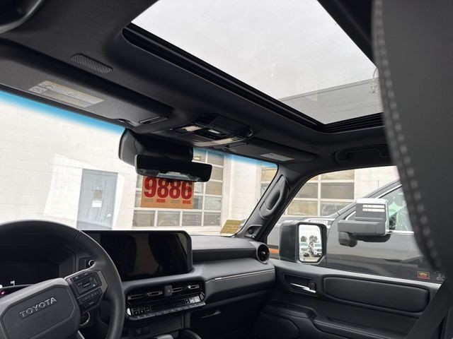 Toyota Land Cruiser Vehicle Full-screen Gallery Image 14