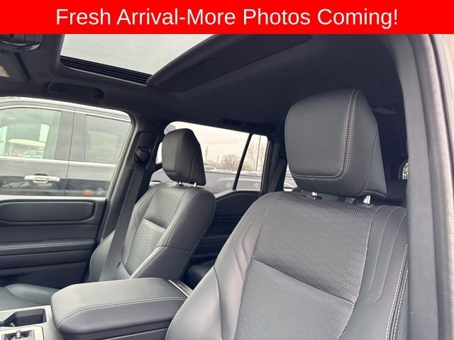 Toyota Land Cruiser Vehicle Full-screen Gallery Image 18