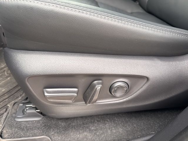 Toyota Land Cruiser Vehicle Full-screen Gallery Image 19