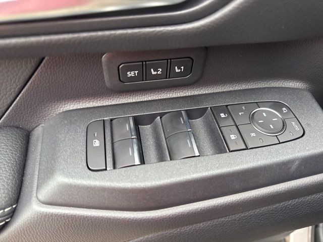 Toyota Land Cruiser Vehicle Full-screen Gallery Image 20