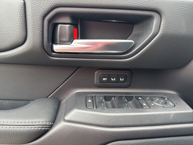 Toyota Land Cruiser Vehicle Full-screen Gallery Image 21