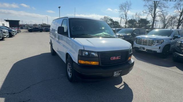 GMC Savana Cargo Van Vehicle Full-screen Gallery Image 03