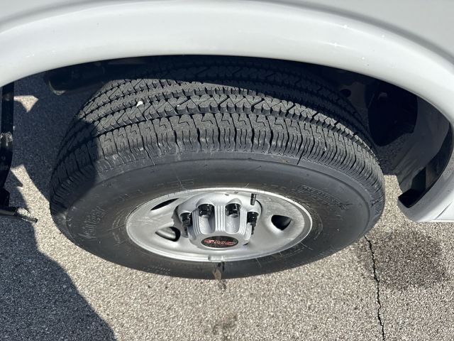 GMC Savana Cargo Van Vehicle Full-screen Gallery Image 10