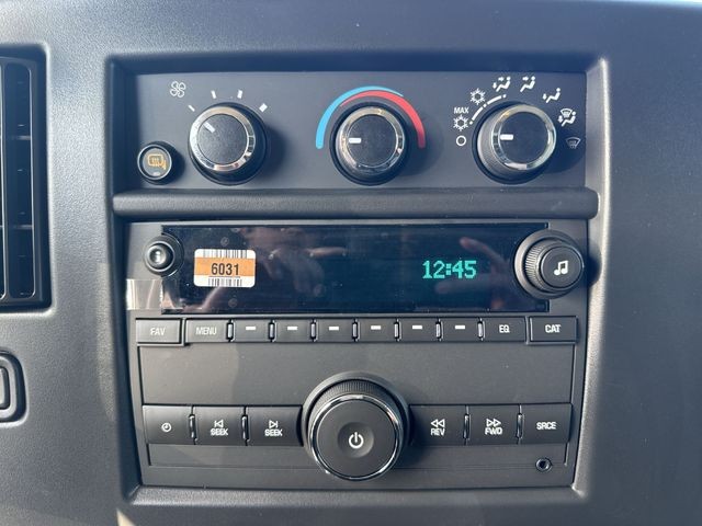 GMC Savana Cargo Van Vehicle Full-screen Gallery Image 16