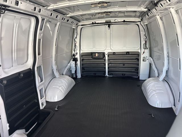 GMC Savana Cargo Van Vehicle Full-screen Gallery Image 19