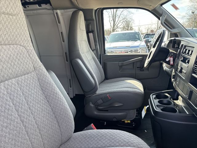 GMC Savana Cargo Van Vehicle Full-screen Gallery Image 20