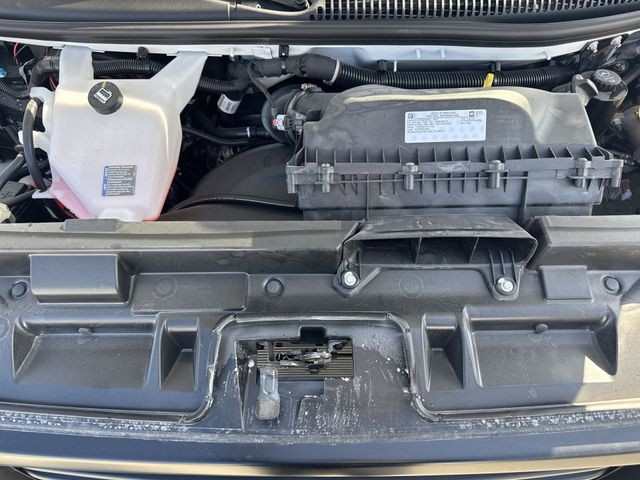 GMC Savana Cargo Van Vehicle Full-screen Gallery Image 21