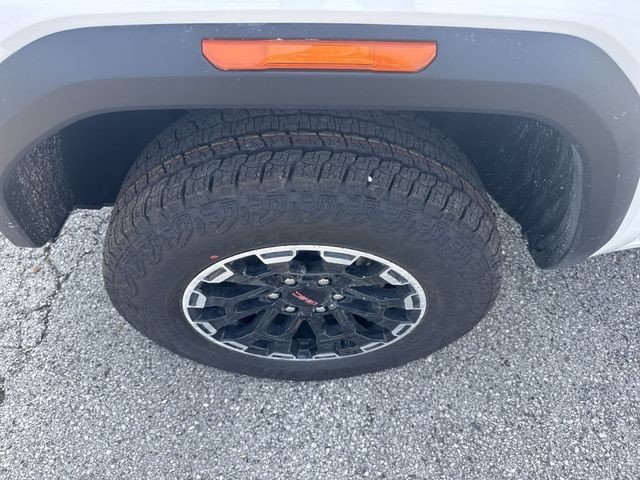 GMC Canyon Vehicle Full-screen Gallery Image 10