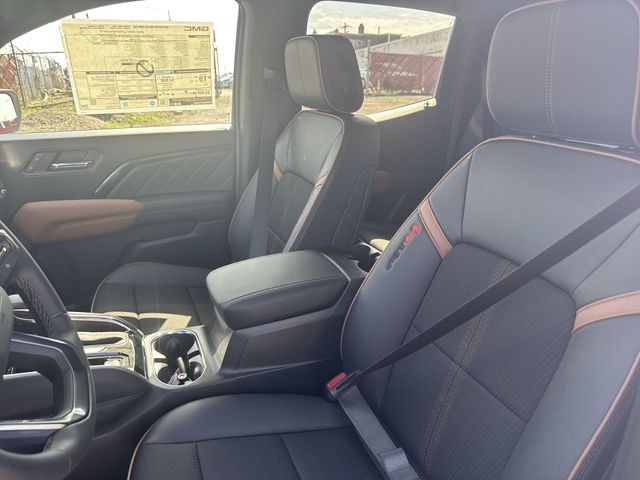 GMC Canyon Vehicle Full-screen Gallery Image 11