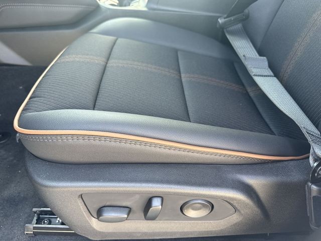 GMC Canyon Vehicle Full-screen Gallery Image 12