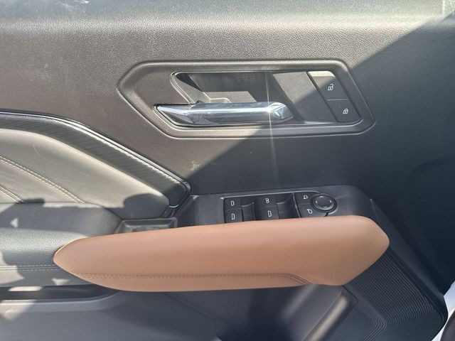 GMC Canyon Vehicle Full-screen Gallery Image 13