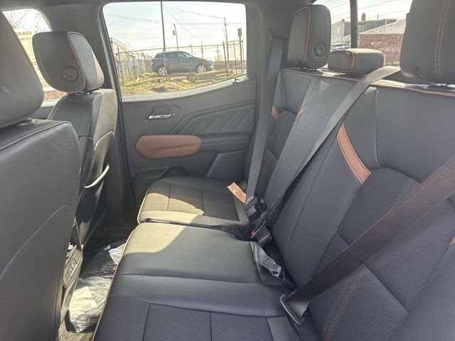 GMC Canyon Vehicle Full-screen Gallery Image 22