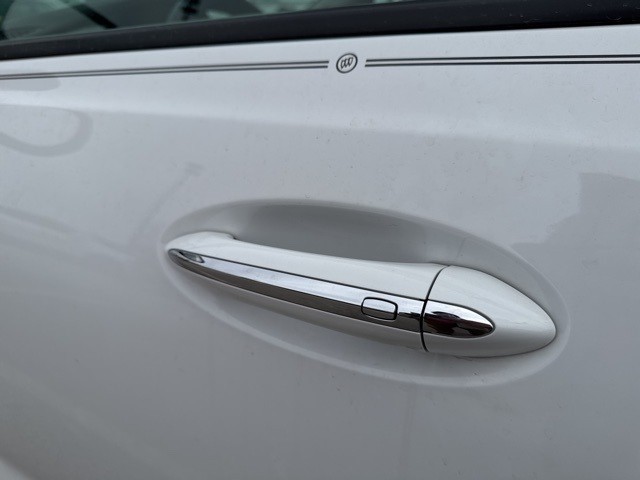 Buick Encore GX Vehicle Full-screen Gallery Image 04