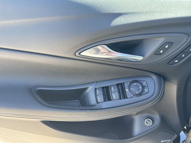 Buick Encore GX Vehicle Full-screen Gallery Image 13