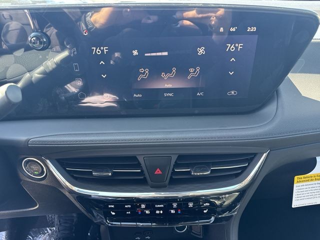Buick Encore GX Vehicle Full-screen Gallery Image 18