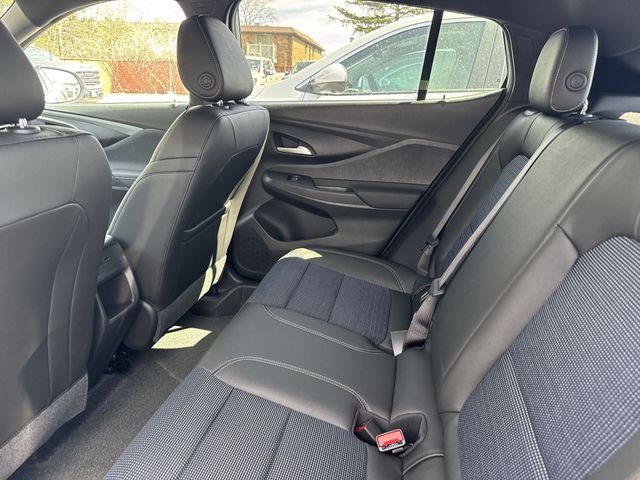 Buick Envista Vehicle Full-screen Gallery Image 21