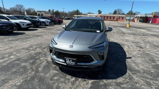 Buick Encore GX Vehicle Full-screen Gallery Image 03