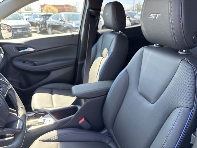 Buick Encore GX Vehicle Full-screen Gallery Image 11