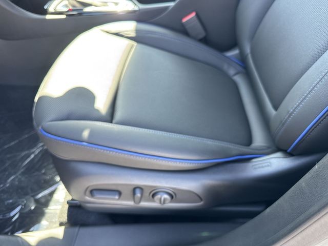 Buick Encore GX Vehicle Full-screen Gallery Image 12