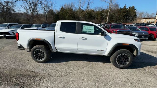 GMC Canyon Vehicle Full-screen Gallery Image 09