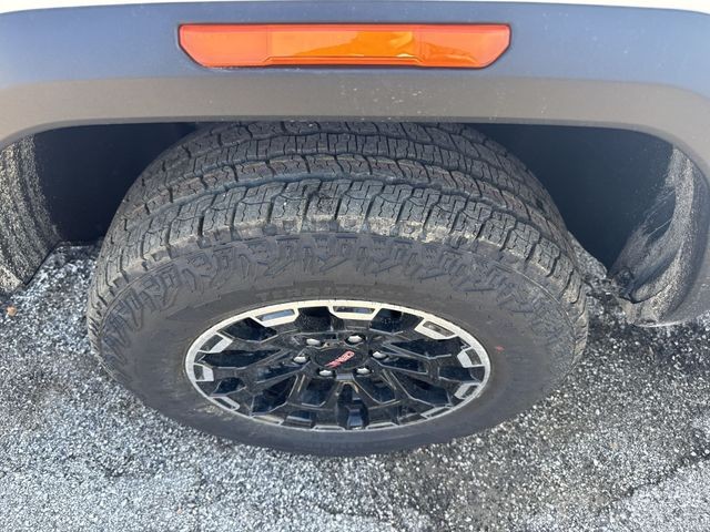 GMC Canyon Vehicle Full-screen Gallery Image 10