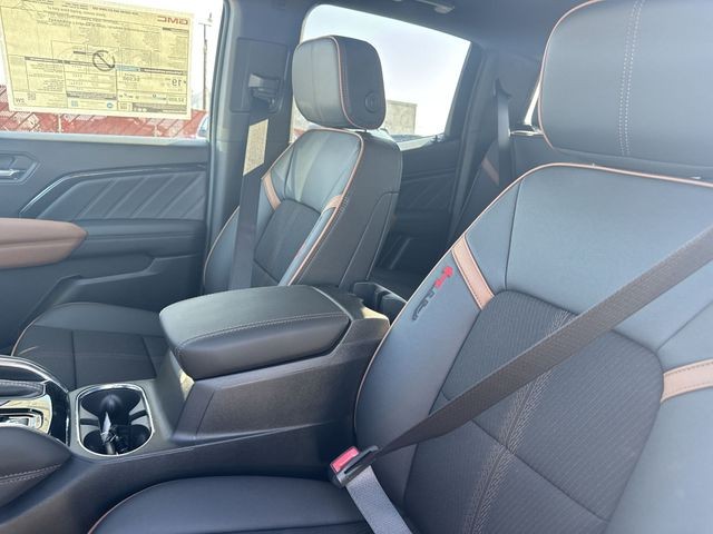 GMC Canyon Vehicle Full-screen Gallery Image 11