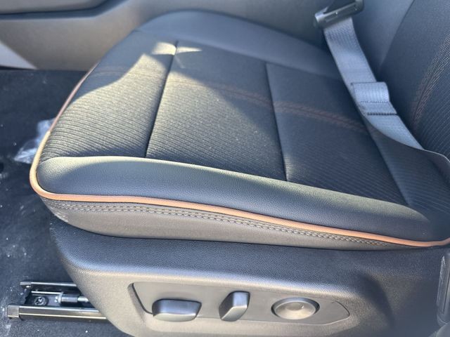 GMC Canyon Vehicle Full-screen Gallery Image 12