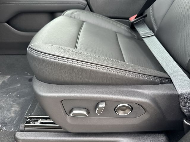 GMC Yukon Vehicle Full-screen Gallery Image 12