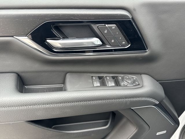 GMC Yukon Vehicle Full-screen Gallery Image 13