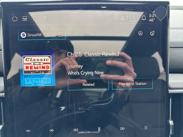 GMC Yukon Vehicle Full-screen Gallery Image 16