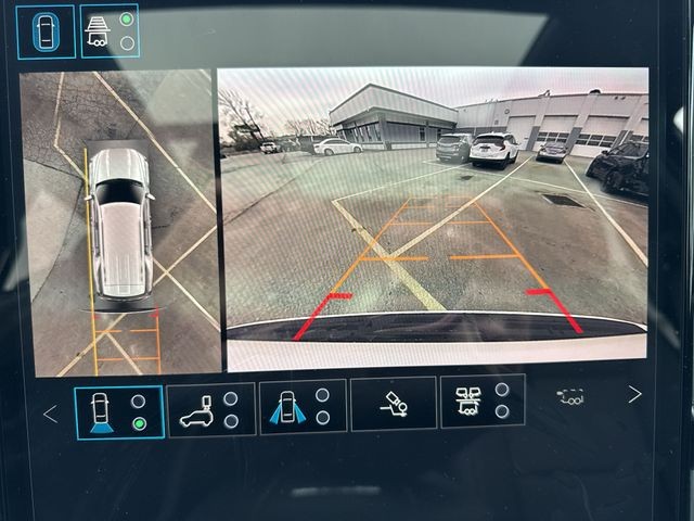 GMC Yukon Vehicle Full-screen Gallery Image 17