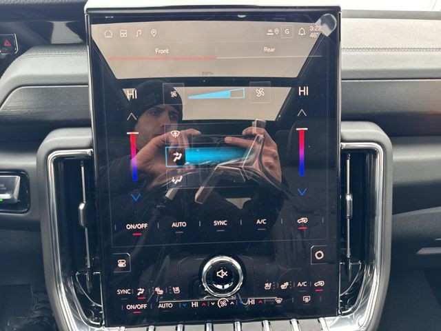 GMC Yukon Vehicle Full-screen Gallery Image 19