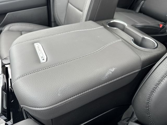 GMC Yukon Vehicle Full-screen Gallery Image 21