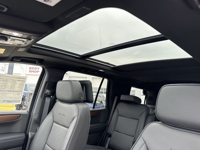 GMC Yukon Vehicle Full-screen Gallery Image 22