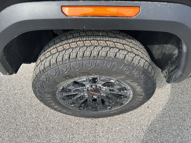 GMC Canyon Vehicle Full-screen Gallery Image 10