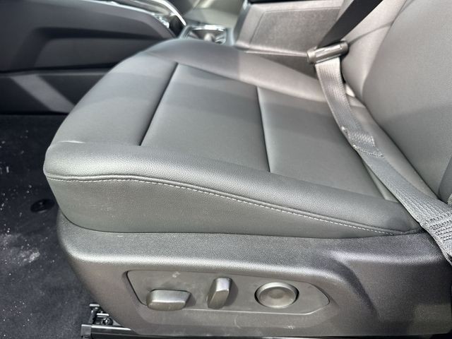 GMC Canyon Vehicle Full-screen Gallery Image 12